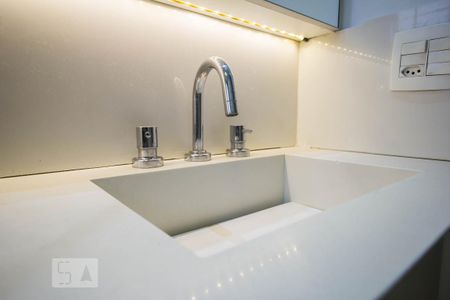 Banheiro social detalhe de apartamento para alugar com 2 quartos, 67m² em Pinheiros, São Paulo