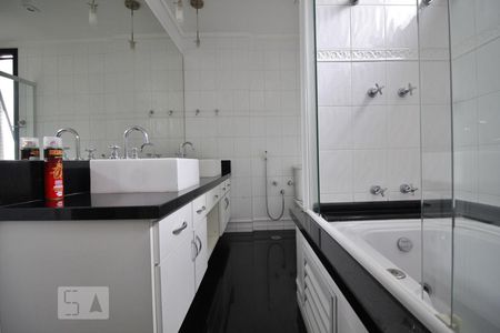 Banheiro da suíte de apartamento para alugar com 4 quartos, 190m² em Vila Andrade, São Paulo