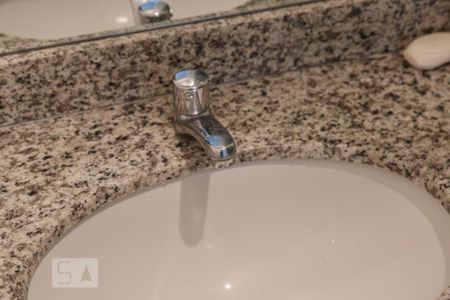 Banheiro social de apartamento para alugar com 2 quartos, 70m² em Barra da Tijuca, Rio de Janeiro