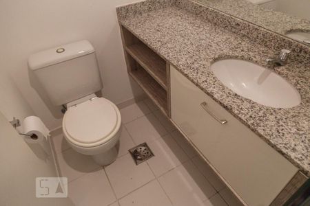 Banheiro social de apartamento para alugar com 2 quartos, 70m² em Barra da Tijuca, Rio de Janeiro