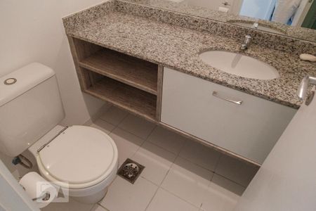 Banheiro social de apartamento para alugar com 2 quartos, 70m² em Barra da Tijuca, Rio de Janeiro