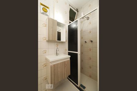 Banheiro. de kitnet/studio para alugar com 1 quarto, 38m² em Copacabana, Rio de Janeiro