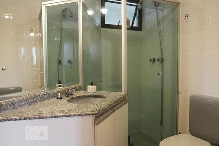 Banheiro da Social de apartamento para alugar com 3 quartos, 98m² em Alphaville, Barueri