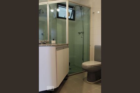 Banheiro da Social de apartamento para alugar com 3 quartos, 98m² em Alphaville, Barueri