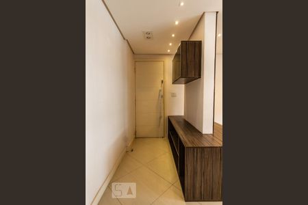 Corredor de entrada de apartamento para alugar com 2 quartos, 68m² em Vila Suzana, São Paulo