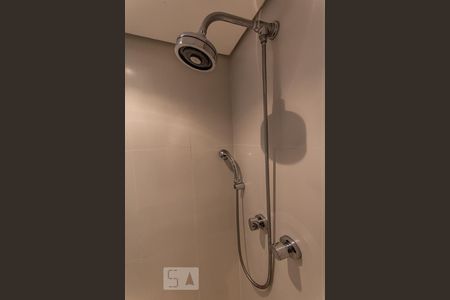 Banheiro (ducha) de apartamento para alugar com 2 quartos, 68m² em Vila Suzana, São Paulo