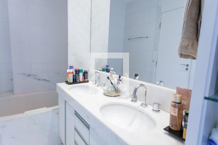 Apartamento à venda com 215m², 4 quartos e 4 vagasBanheiro da Suíte 2