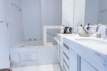 Apartamento à venda com 215m², 4 quartos e 4 vagasBanheiro da Suíte 2