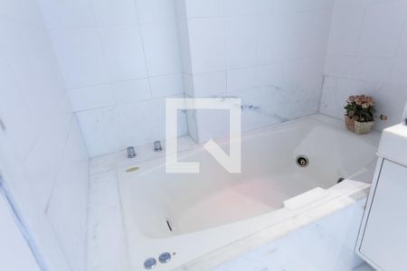 Apartamento à venda com 215m², 4 quartos e 4 vagasBanheiro da Suíte 2