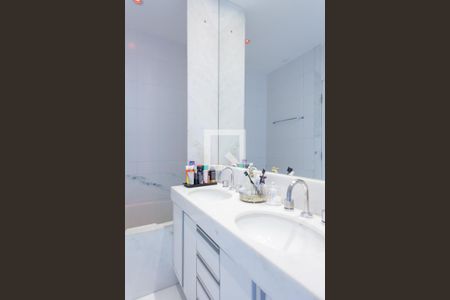 Apartamento à venda com 215m², 4 quartos e 4 vagasBanheiro da Suíte 2