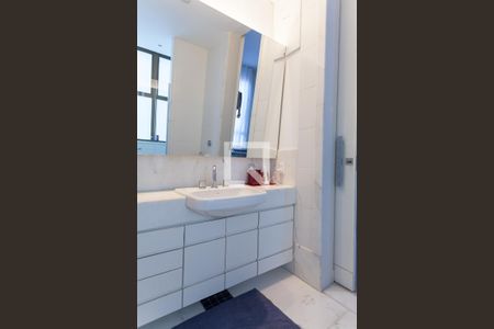 Apartamento à venda com 215m², 4 quartos e 4 vagasbanheiro semi suite