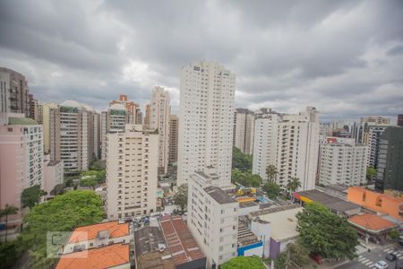 Vista sala de apartamento para alugar com 1 quarto, 50m² em Indianópolis, São Paulo