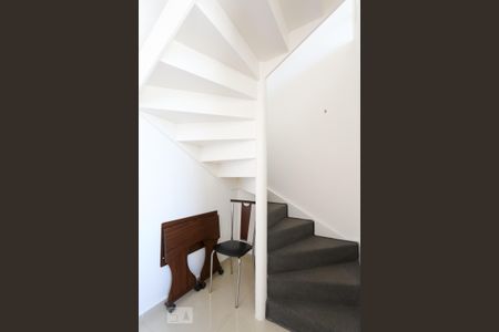 Escada para suíte de apartamento para alugar com 1 quarto, 48m² em Vila Suzana, São Paulo
