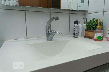 Apartamento para alugar com 61m², 2 quartos e 1 vagaDetalhe do banheiro