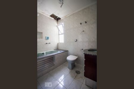 Banheiro social de apartamento à venda com 3 quartos, 120m² em Perdizes, São Paulo