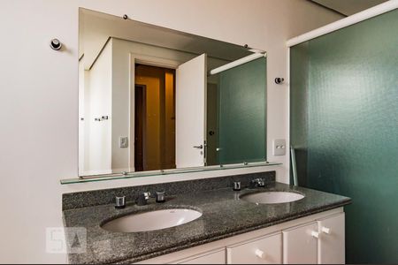 Apartamento à venda com 400m², 4 quartos e 4 vagas Apartamento à venda com 400m², 4 quartos e 4 vagasBanheiro