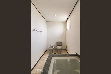 Apartamento à venda com 400m², 4 quartos e 4 vagas Apartamento à venda com 400m², 4 quartos e 4 vagasBanheiro