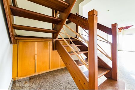 Apartamento à venda com 400m², 4 quartos e 4 vagas Apartamento à venda com 400m², 4 quartos e 4 vagasSala - Escada