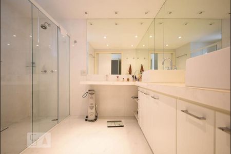 Apartamento à venda com 195m², 3 quartos e 3 vagas Apartamento à venda com 195m², 3 quartos e 3 vagasBanheiro suíte 3