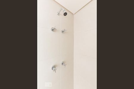 Banheiro de kitnet/studio para alugar com 1 quarto, 31m² em Pinheiros, São Paulo