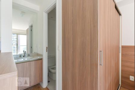 Banheiro de kitnet/studio para alugar com 1 quarto, 31m² em Pinheiros, São Paulo
