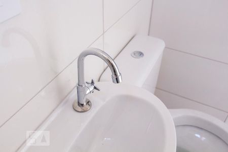 Banheiro social de casa para alugar com 2 quartos, 75m² em Vila Babilônia, São Paulo