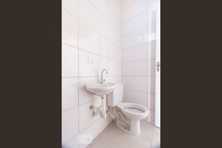 Banheiro social de casa para alugar com 2 quartos, 75m² em Vila Babilônia, São Paulo