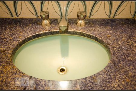 Casa à venda com 312m², 4 quartos e 2 vagasDetalhe lavatório no Banheiro da suite no segundo pavimento