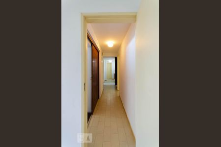 Corredor de acesso aos dormitórios e banheiro do segundo pavimento de casa à venda com 4 quartos, 312m² em Jardim Botânico, Rio de Janeiro