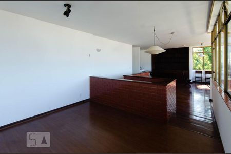 Casa à venda com 312m², 4 quartos e 2 vagasSala de leitura no terceiro pavimento