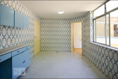 Casa à venda com 312m², 4 quartos e 2 vagasCozinha no terceiro pavimento