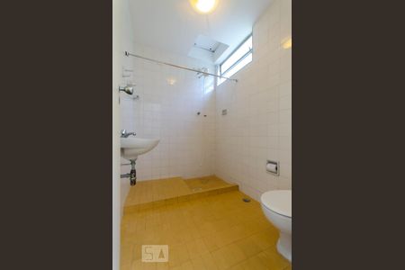 Casa à venda com 312m², 4 quartos e 2 vagasBanheiro de serviço no terceiro pavimento