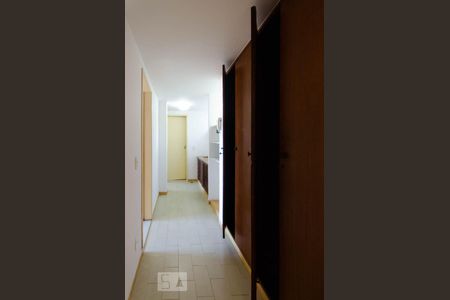 Corredor de acesso aos dormitórios e banheiro do segundo pavimento de casa à venda com 4 quartos, 312m² em Jardim Botânico, Rio de Janeiro