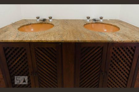 Detalhe lavatório no corredor de acesso aos dormitórios e banheiro do segundo pavimento de casa à venda com 4 quartos, 312m² em Jardim Botânico, Rio de Janeiro