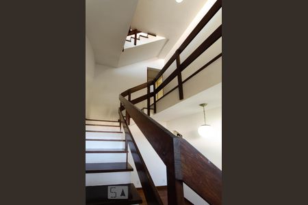 Escada de acesso ao segundo pavimento de casa à venda com 4 quartos, 312m² em Jardim Botânico, Rio de Janeiro