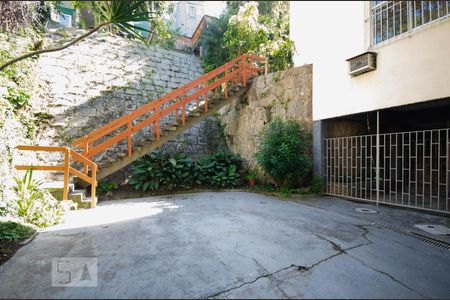 Casa à venda com 312m², 4 quartos e 2 vagasescada externa de acesso ao segundo pavimento