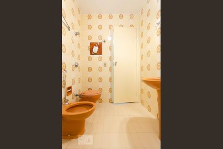 Banheiro social no segundo pavimento de casa à venda com 4 quartos, 312m² em Jardim Botânico, Rio de Janeiro