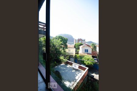 Casa à venda com 312m², 4 quartos e 2 vagasVista externa da janela do quarto 3