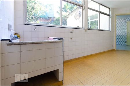 Casa à venda com 312m², 4 quartos e 2 vagasÁrea de serviço no terceiro pavimento