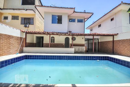Casa de condomínio à venda com 256m², 3 quartos e 3 vagasPiscina e Fachada