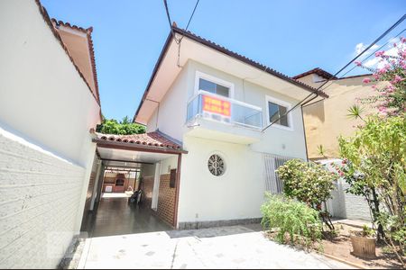 Casa de condomínio à venda com 256m², 3 quartos e 3 vagasFachada