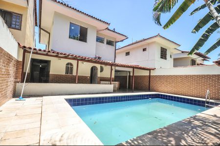 Casa de condomínio à venda com 256m², 3 quartos e 3 vagasPiscina e Fachada