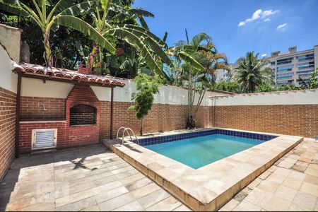 Casa de condomínio à venda com 256m², 3 quartos e 3 vagasPiscina e Churrasqueira