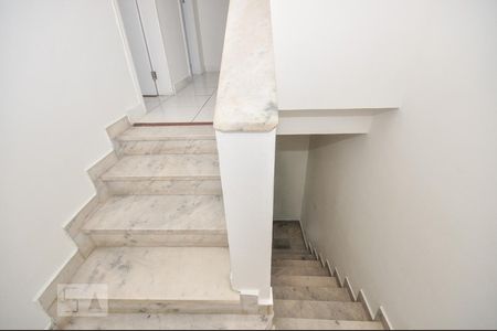 Casa de condomínio à venda com 256m², 3 quartos e 3 vagasEscada