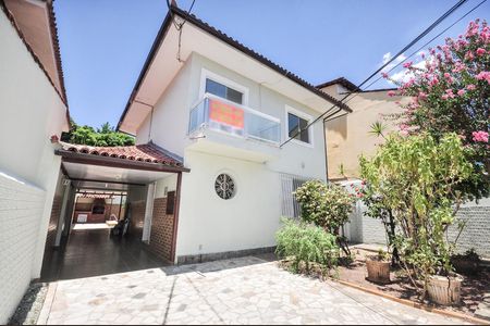 Casa de condomínio à venda com 256m², 3 quartos e 3 vagasFachada