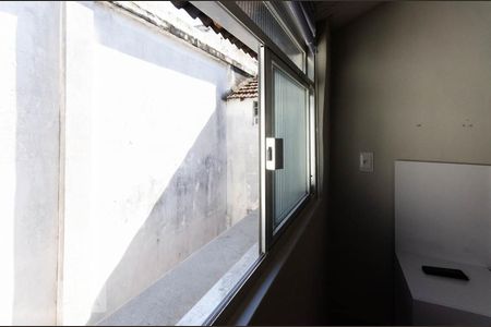 Vista externa da janela do quarto de apartamento para alugar com 1 quarto, 25m² em Leblon, Rio de Janeiro