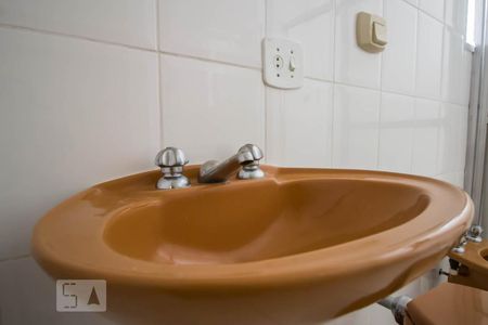 Banheiro social detalhe de apartamento para alugar com 3 quartos, 125m² em Sumarezinho, São Paulo