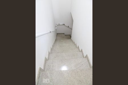 Casa à venda com 277m², 3 quartos e 4 vagasEscada de acesso à garagem