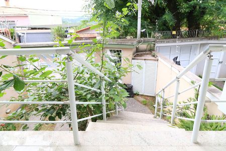 Casa à venda com 277m², 3 quartos e 4 vagasEscada da entrada