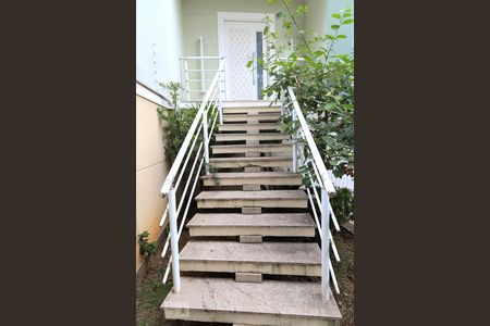 Casa à venda com 277m², 3 quartos e 4 vagasEscada da entrada